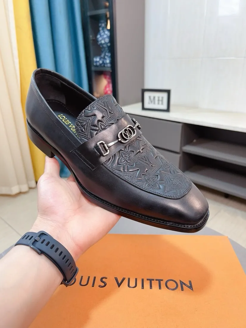Men's men's shoes 💰500🌸🌸 [Louis Vuitton (LV)] High-end business formal leather shoes 🍀 luxurious and elegant style, both practicality and style, professional focus on details and quality, counter original 1⃣️: 1⃣️ ultra-accurate reproduction 👍🏻! Material: The upper is made of imported original calfskin➕imported Italian cowhide leather. Original anti-slip and wear-resistant outsole! Code number: 38--44 (45 customized)